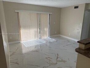 425 NW 210th St in North Miami Beach, FL - Building Photo - Building Photo