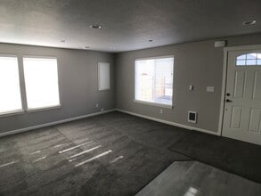 957 NW Oak Ave in Redmond, OR - Building Photo - Building Photo