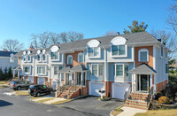 65 E River Rd in Rumson, NJ - Foto de edificio - Building Photo