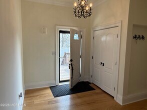 25 Monmouth Rd in Oceanport, NJ - Foto de edificio - Building Photo