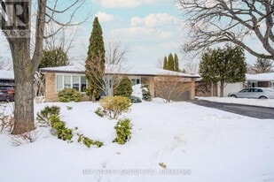 2207 Sunnyvale Dr in Oakville, ON - Building Photo