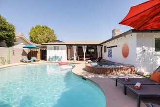 6437 E Oak St in Scottsdale, AZ - Foto de edificio - Building Photo