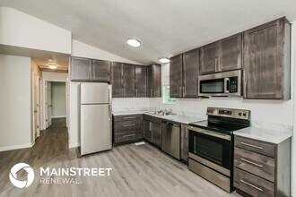 5821 Whisper Wood Rd in Knoxville, TN - Foto de edificio - Building Photo