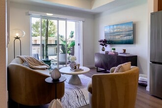 PENDANT on Topanga in Canoga Park, CA - Foto de edificio - Building Photo