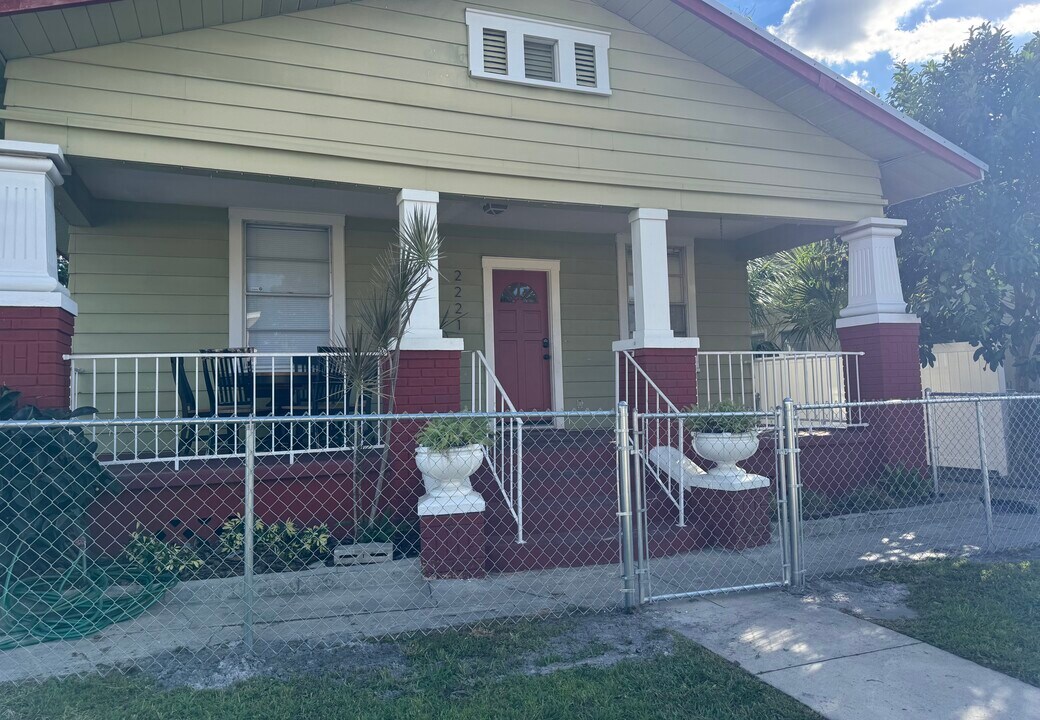 2221 Corrine St in Tampa, FL - Building Photo