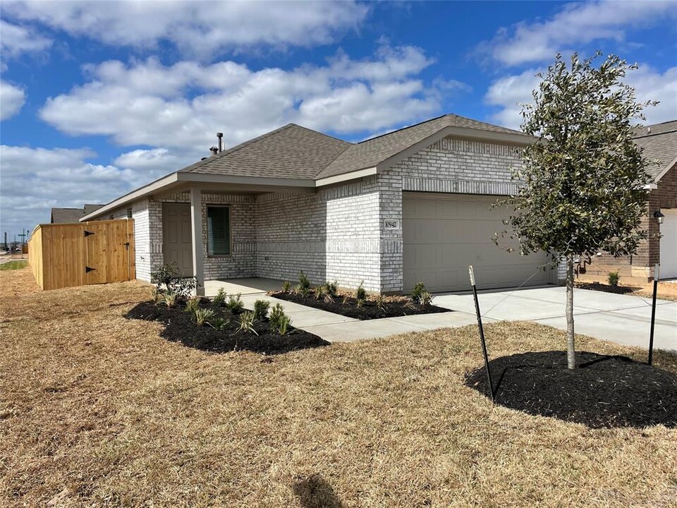 10942 Bright Beacon Dr in Beasley, TX - Building Photo