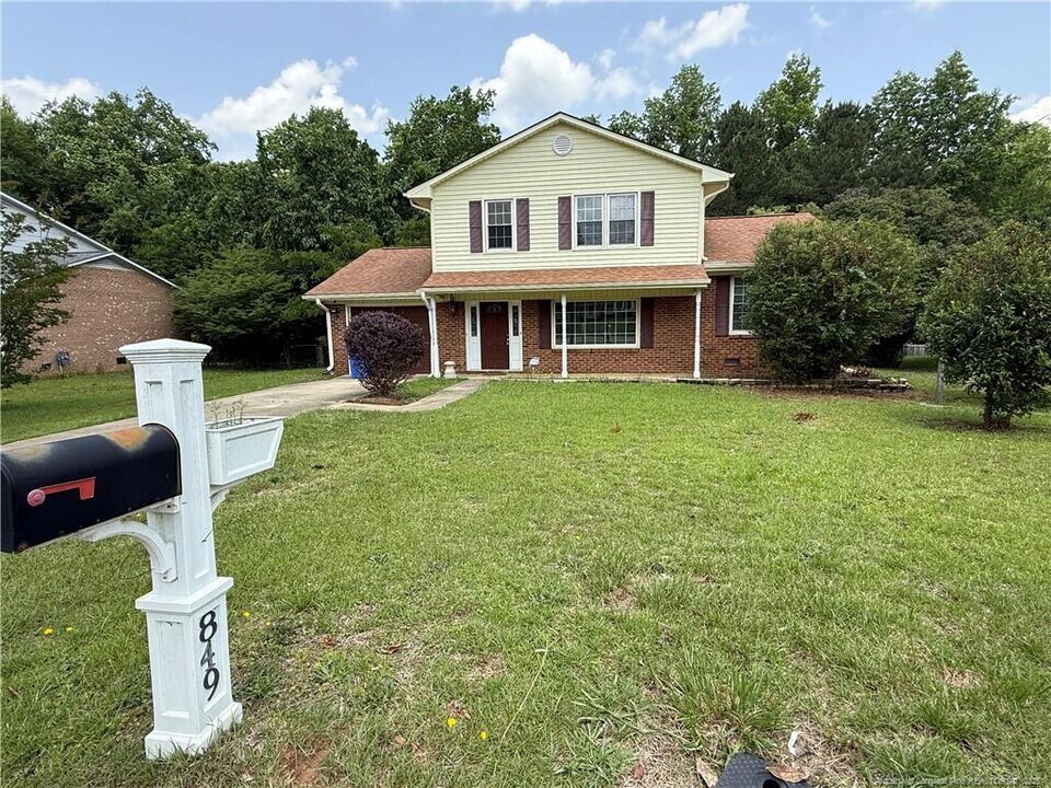 849 Stoneykirk Dr in Fayetteville, NC - Building Photo