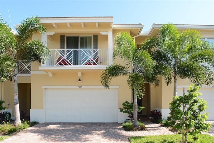 7209 Oxford Ct in Palm Beach Gardens, FL - Building Photo