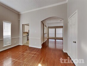 1041 Essex Dr in Cedar Hill, TX - Foto de edificio - Building Photo