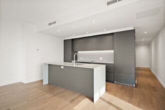 1205 Pl. Phillips in Montréal, QC - Foto de edificio - Building Photo