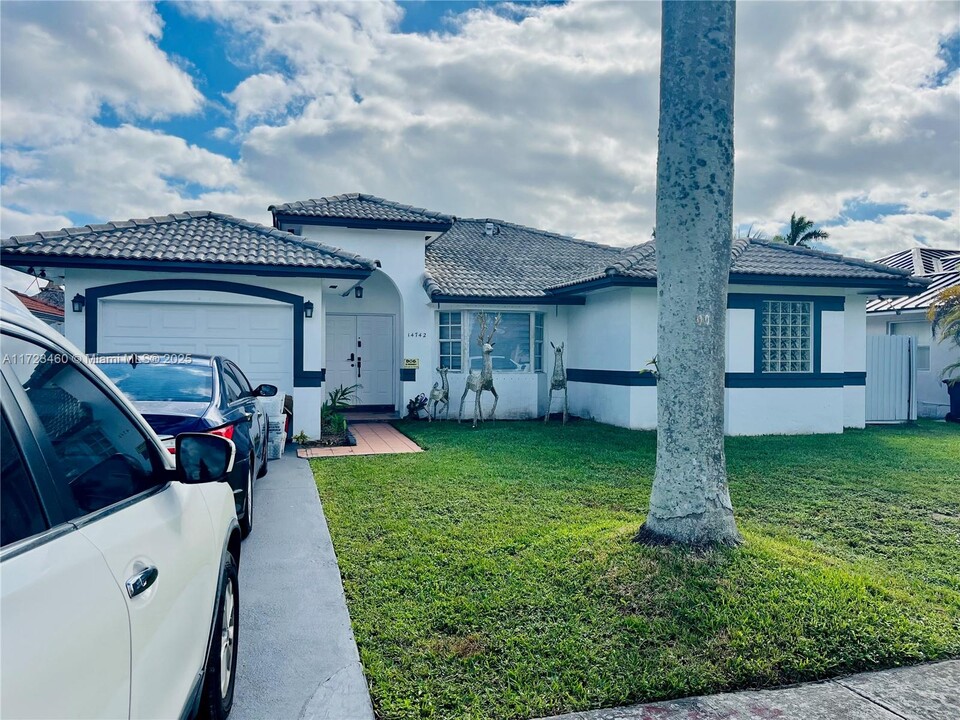 14742 SW 176th Terr in Miami, FL - Building Photo