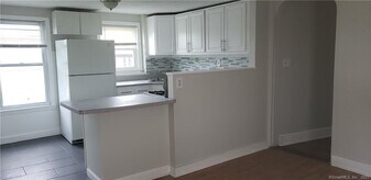 25 South End Rd in East Haven, CT - Building Photo