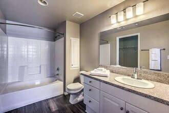 8465 Regents Rd in San Diego, CA - Building Photo - Building Photo