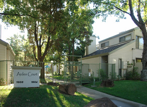 Arden Court Garden Townhomes in Sacramento, CA - Building Photo - Building Photo