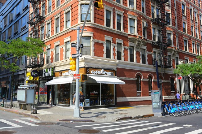 300 W 17th St in New York, NY - Building Photo - Building Photo