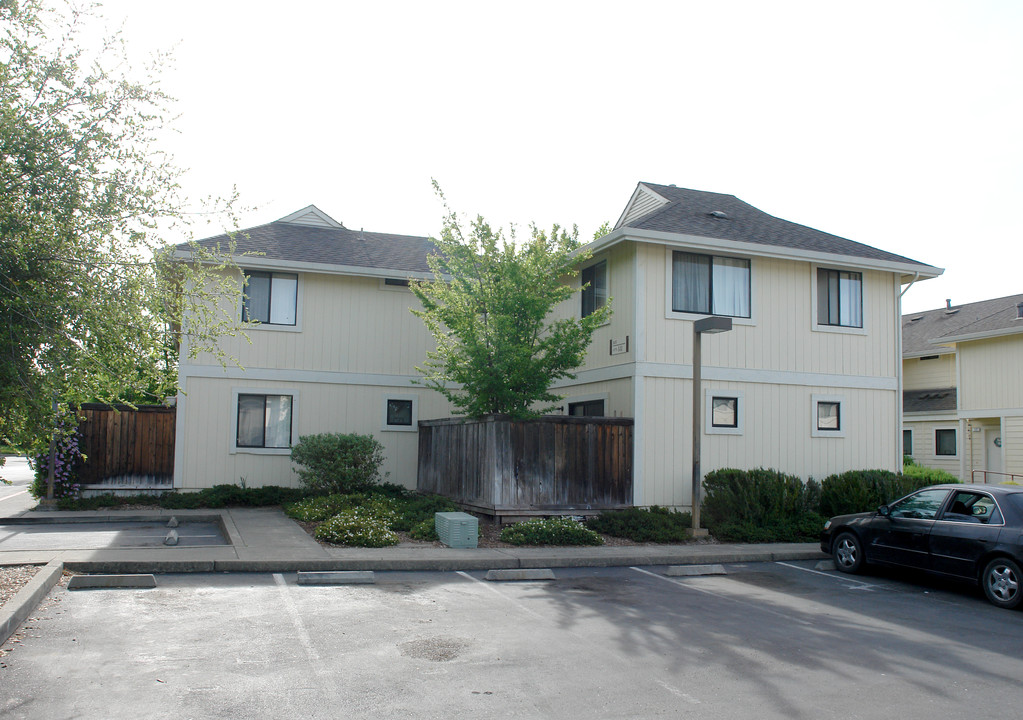 Forest Winds Apartments in Windsor, CA - Building Photo