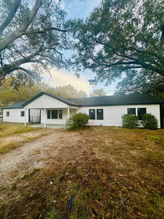 2098 Pinecroft Cir in Shreveport, LA - Foto de edificio