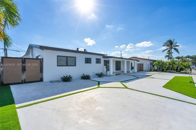 864 W 69th Pl in Hialeah, FL - Building Photo - Building Photo