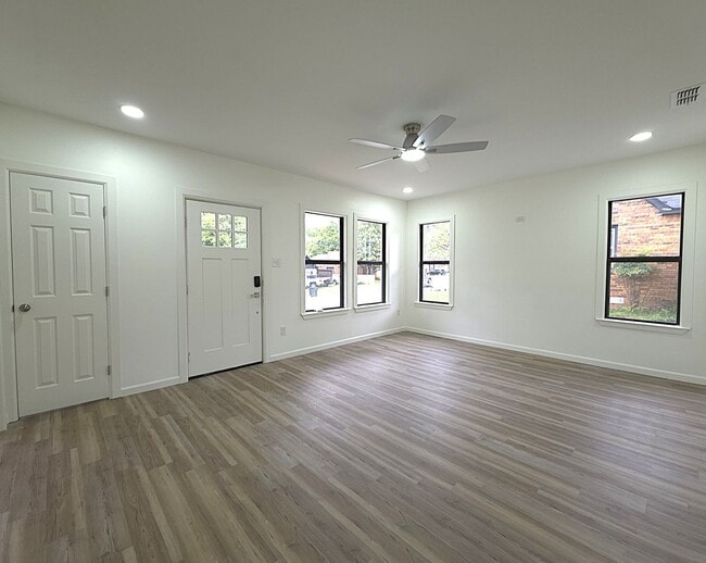 1010 W Rusk St in Tyler, TX - Foto de edificio - Building Photo