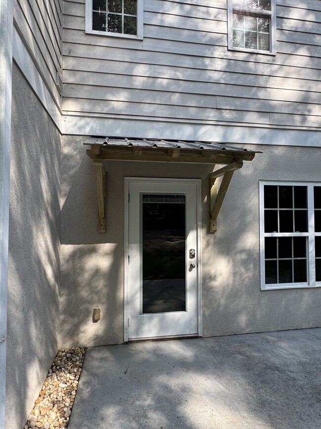 886 Moore Rd, Unit Daylight Basement Apt in Newnan, GA - Building Photo - Building Photo