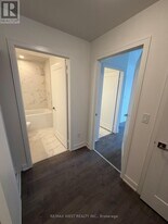 705 Davis Dr in Newmarket, ON - Building Photo