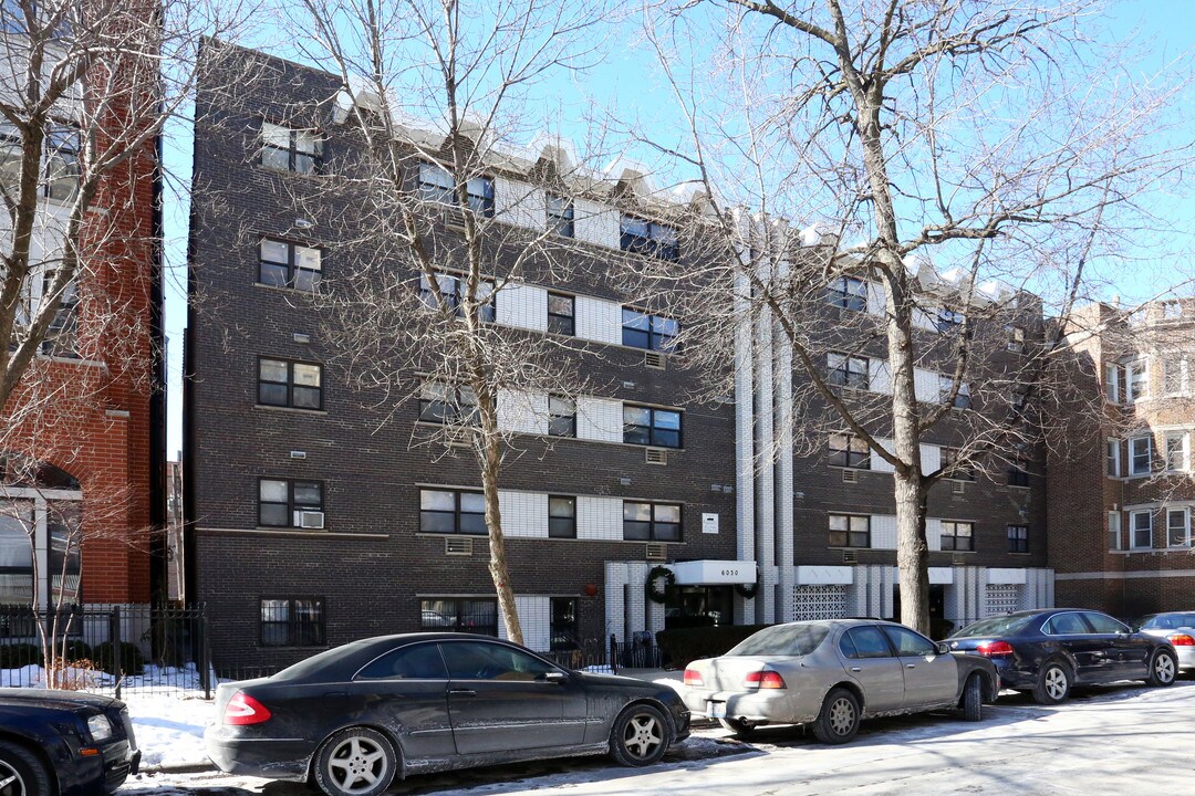 Crescent Drive Apartments in Chicago, IL - Building Photo