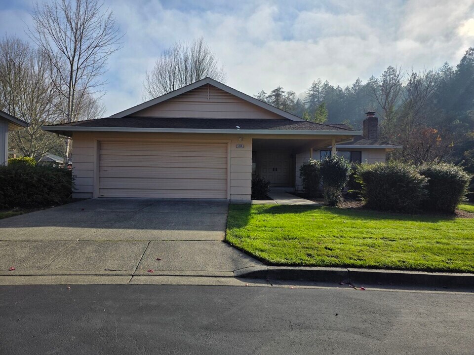 6336 Stone Bridge Rd in Santa Rosa, CA - Building Photo