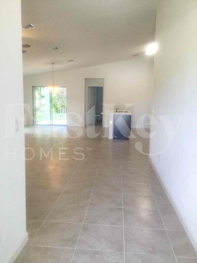 490 SW Dagget Ave in Port St. Lucie, FL - Building Photo - Building Photo
