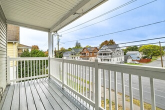 152 W Center St in Manchester, CT - Building Photo - Building Photo