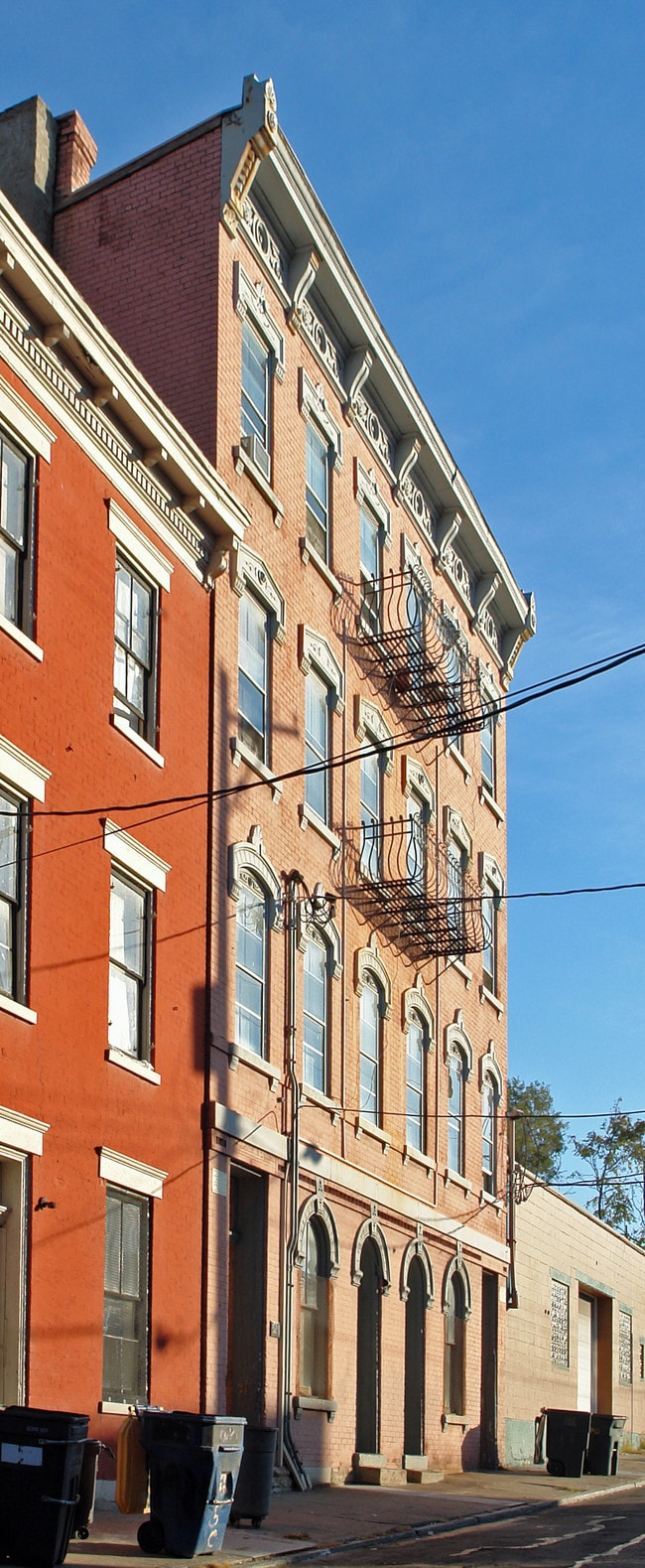 526 E Twelfth St in Cincinnati, OH - Foto de edificio - Building Photo