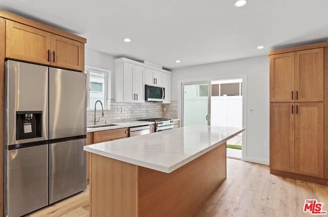 6321 Camellia Ave in Los Angeles, CA - Building Photo - Building Photo