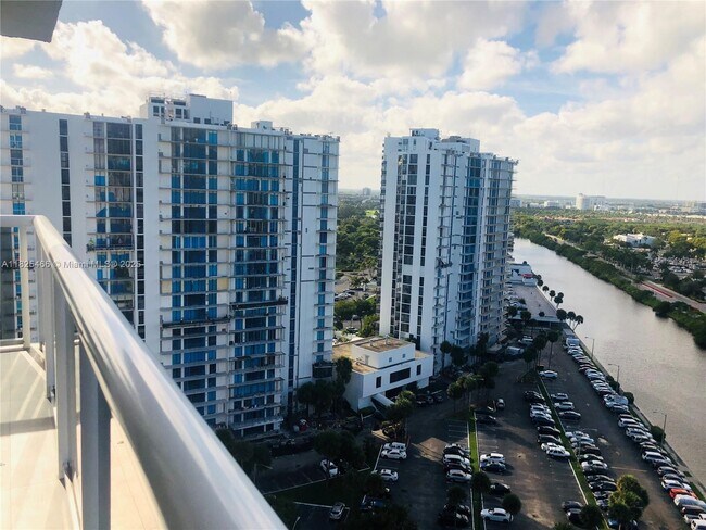 20505 E Country Club Dr, Unit 2039 in Aventura, FL - Building Photo - Building Photo