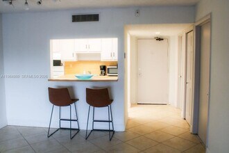 240 Lakeview Dr in Weston, FL - Building Photo - Building Photo