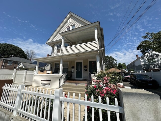 16 Charron St, Unit 1 in Bridgeport, CT - Building Photo - Building Photo