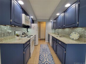 22 Essex Ct in Brookfield, CT - Building Photo - Building Photo