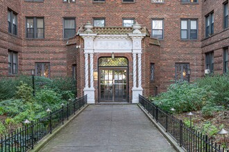 Fillmore Hall in Jackson Heights, NY - Foto de edificio - Building Photo