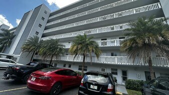 320 NE 12th Ave in Hallandale Beach, FL - Building Photo