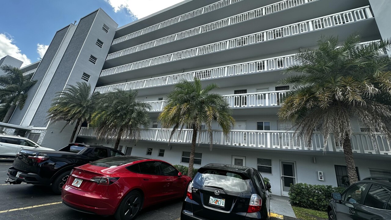 320 NE 12th Ave in Hallandale Beach, FL - Building Photo
