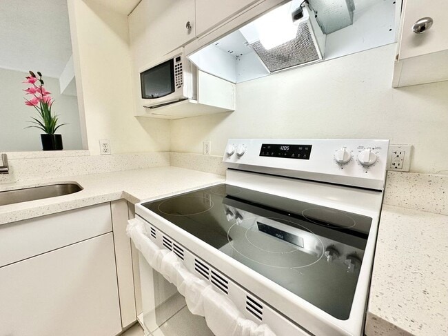 5077 NW 7th St in Miami, FL - Building Photo - Building Photo