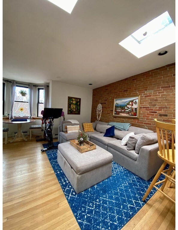 16 Wellington St, Unit 4 in Boston, MA - Foto de edificio - Building Photo
