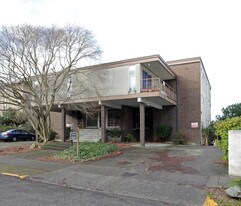 Admiral Apartments in Seattle, WA - Building Photo