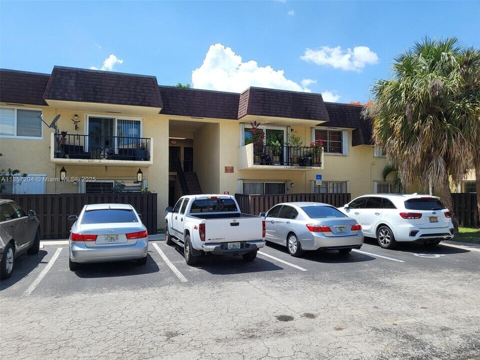9011 SW 138th St in Miami, FL - Building Photo