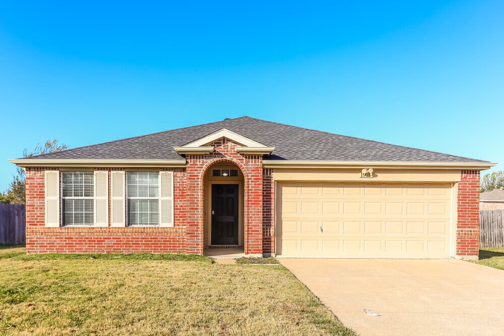 1901 Purdue Dr in Glenn Heights, TX - Building Photo