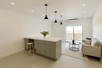 356-370 Bayview Ave in Inwood, NY - Building Photo - Building Photo