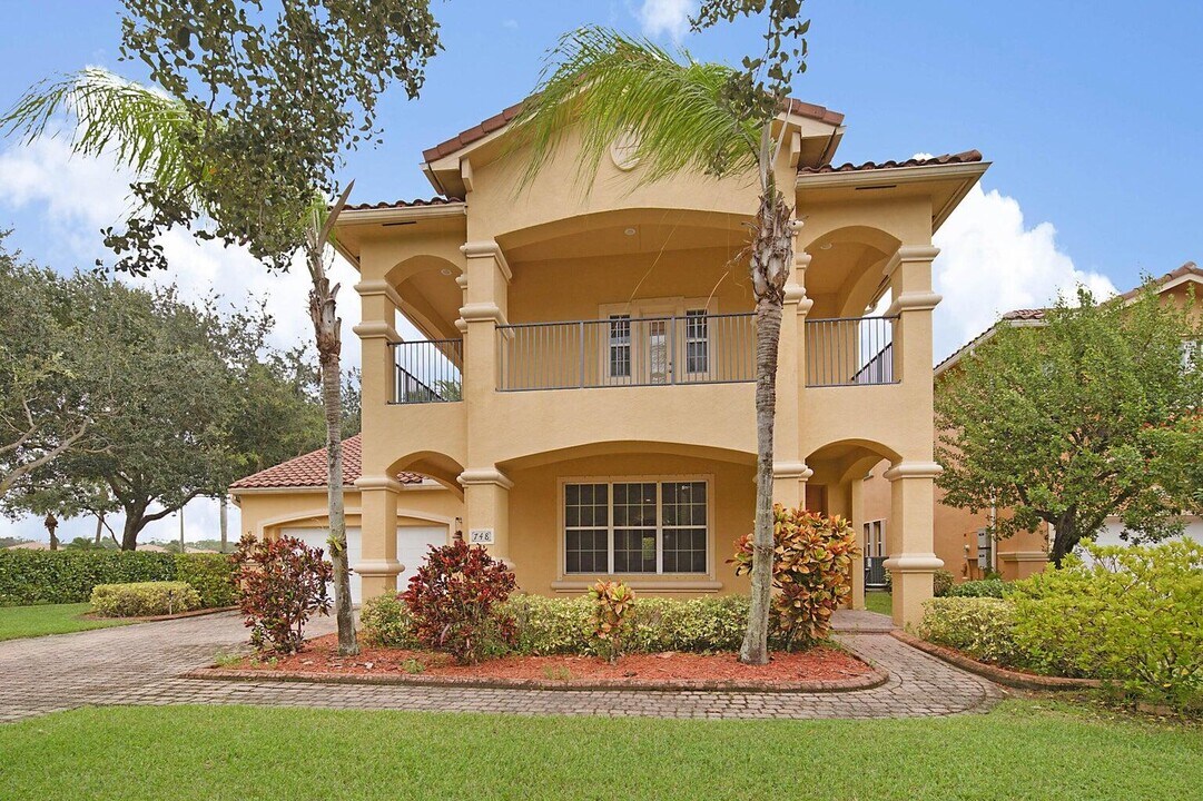 748 Cresta Cir in West Palm Beach, FL - Building Photo