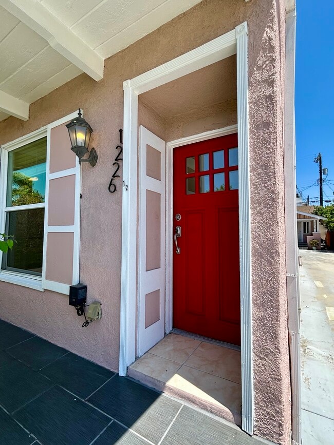 1226 S Mullen Ave, Unit 1226.5 in Los Angeles, CA - Foto de edificio - Building Photo