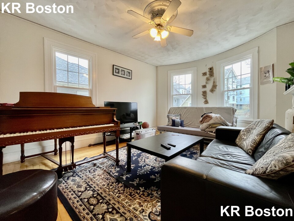 33 Imrie Rd, Unit 33 in Boston, MA - Foto de edificio