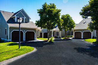 Briar Glen Village in Waltham, MA - Building Photo - Building Photo