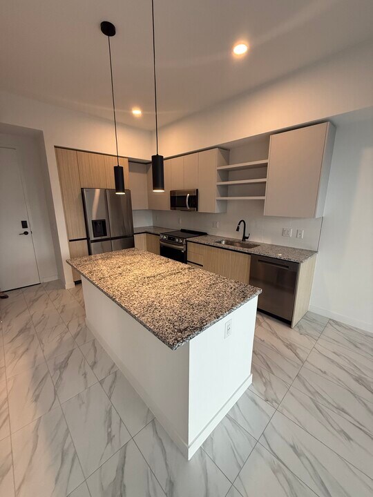 2283 NE 173rd St, Unit A12 in North Miami Beach, FL - Foto de edificio