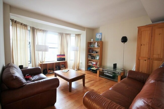 636 Beacon St, Unit 301 in Boston, MA - Building Photo - Building Photo